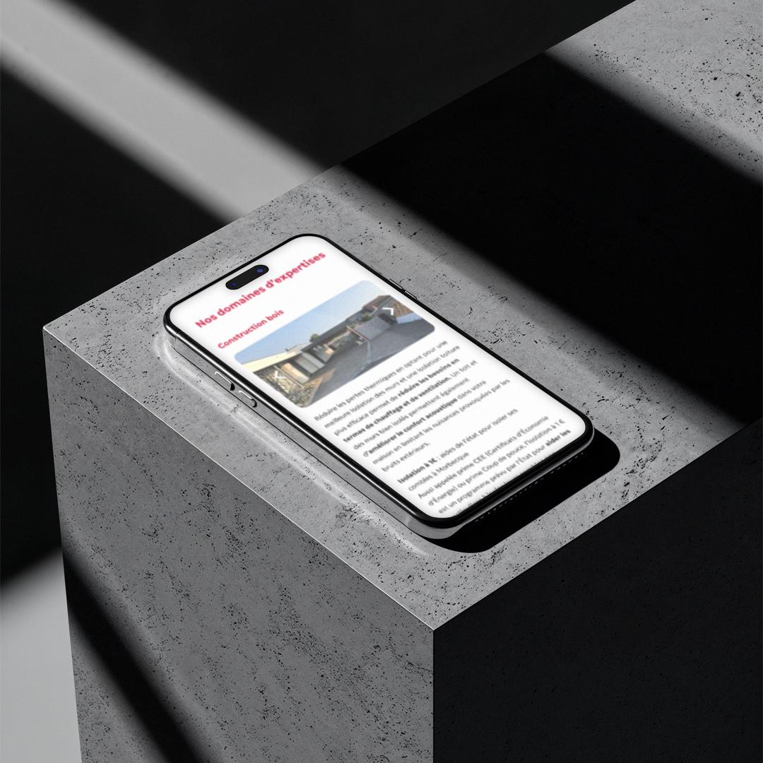 Mockup du site web BRV Groupe affiché sur smartphone, page présentant les domaines d’expertise