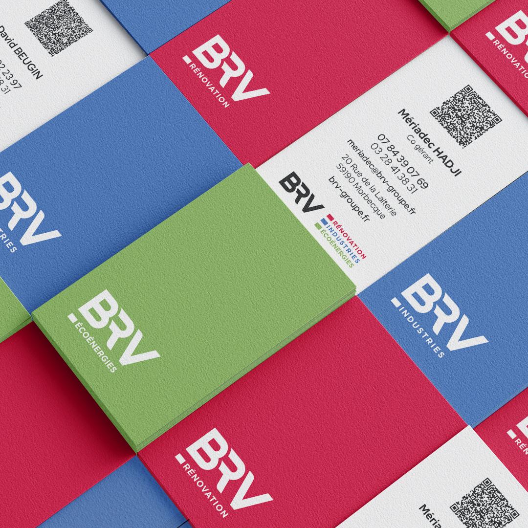 Mockup de cartes de visite BRV Groupe avec déclinaisons colorées pour rénovation, industries et énergies
